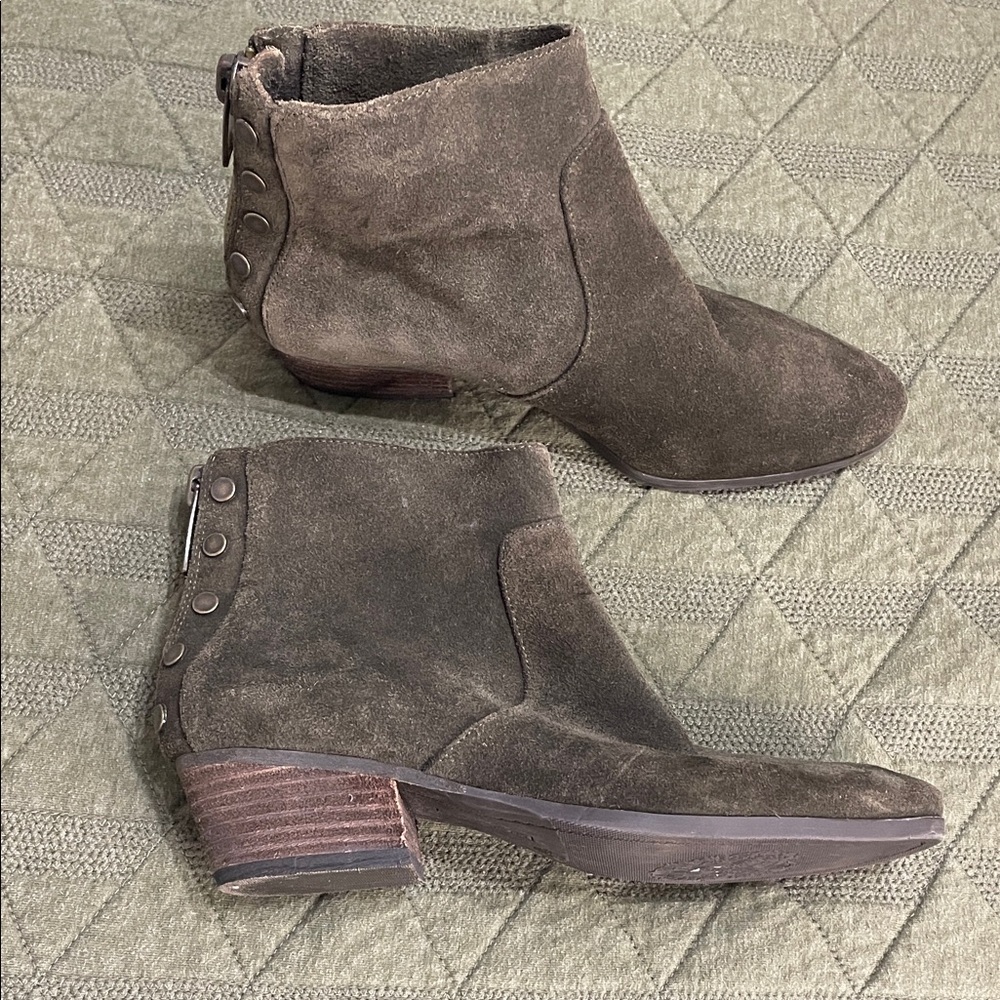 Vince Camuto CINZA:Dark Green Ankle Booties With Zippered Back and Studs, size 7